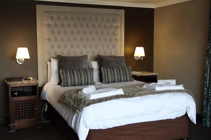 Room 3 at Kosmos Lodge: Queen Size Bed - Full Dam View