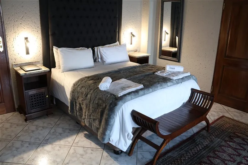 Room 7 at Kosmos Lodge: Queen Size Bed + Bunk Bed - Full Dam View